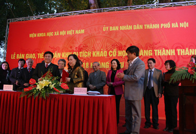 TS.Nguyễn Xuân Thắng - Chủ tịch Viện Khoa học Xã hội Việt Nam và Bà Nguyễn Thị Bích - PCT UBND TP Hà Nội trao biên bản bàn giao TS.Nguyễn Xuân Thắng - Chủ tịch Viện Khoa học Xã hội Việt Nam và Bà Nguyễn Thị Bích - PCT UBND TP Hà Nội trao biên bản bàn giao