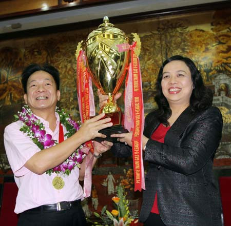 "Bầu" Hiển nổi tiếng mát tay khi làm bóng đá "Bầu" Hiển nổi tiếng mát tay khi làm bóng đá