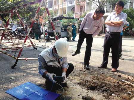 Thu thập thêm không khí dưới "hố đen" để mang về phòng thí nghiệm phân tích Thu thập thêm không khí dưới "hố đen" để mang về phòng thí nghiệm phân tích