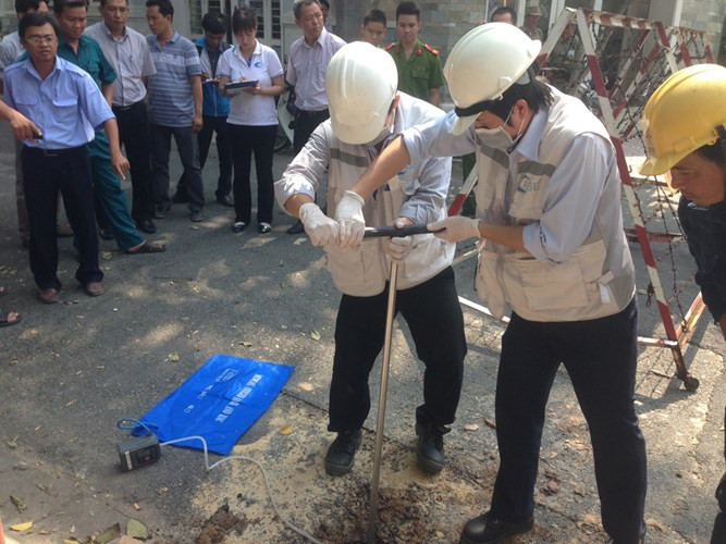 Các nhà chuyên môn khoan sâu xuống lòng đất để thu thập mẫu đất đá và không khí