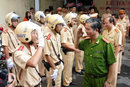 Đại tá Ngô Minh Châu - Phó GĐ Công an TP. HCM động viên các chiến sĩ Đội CSGT Cát Lái hoàn thành nhiệm vụ trong ngày ra mắt.