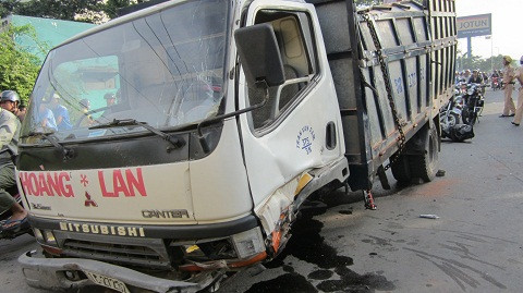 Hiện trường vụ mất lái xe tải chở gạch Hiện trường vụ mất lái xe tải chở gạch