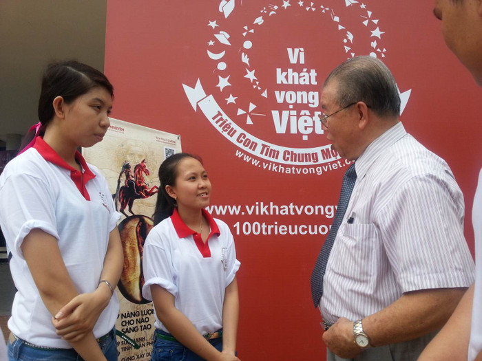 Các bạn trẻ được gặp gỡ trực tiếp và được truyền cảm hứng từ GS-TS Võ Tòng Xuân Các bạn trẻ được gặp gỡ trực tiếp và được truyền cảm hứng từ GS-TS Võ Tòng Xuân