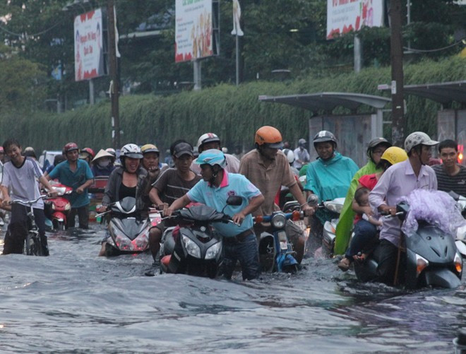 Con đường Hòa Bình - quận 11, khu vực thường xuyên ngập sâu mỗi khi có mưa lớn