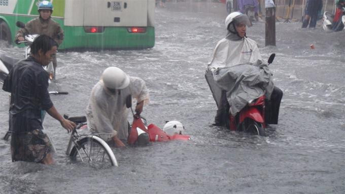 Mỗi khi có xe lớn đi quá, dòng nước sẽ tạo sóng và người đi xe máy sẽ gặp nguy hiểm