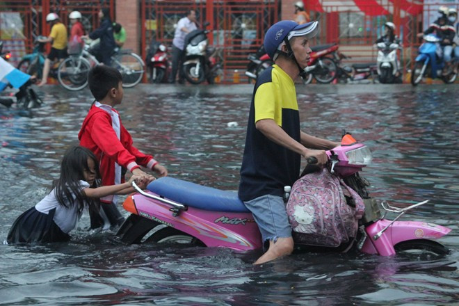 Cha con cùng "vật lộn" với dòng nước đen