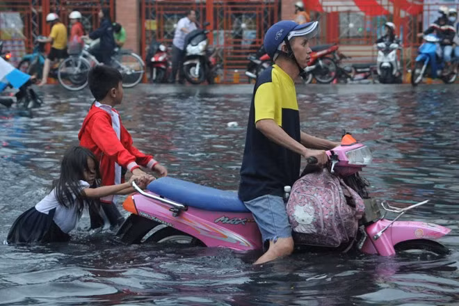 Cha con cùng "vật lộn" với dòng nước đen Cha con cùng "vật lộn" với dòng nước đen