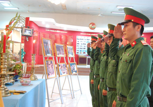 Những người lính trẻ xúc cảm trước anh linh của người anh Cả