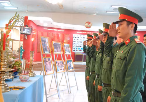 Những người lính trẻ xúc cảm trước anh linh của người anh Cả