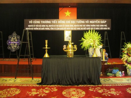 Bàn thờ Đại tướng Võ Nguyên Giáp bên trong Hội trường Thống Nhất đang gấp rút được trang hoàng nghiêm cẩn