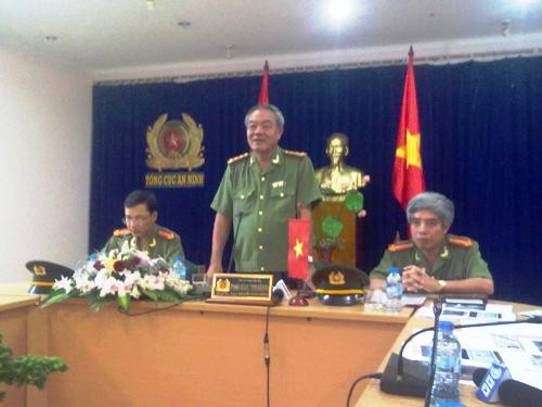 Đại tá Nguyễn Xuân Mừng cung cấp thông tin trong buổi họp báo Đại tá Nguyễn Xuân Mừng cung cấp thông tin trong buổi họp báo