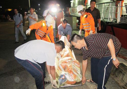 Hơn 30 giờ đồng hồ sau tai nạn xảy ra, lực lượng cứu hộ mới tìm được thi thể nạn nhân đầu tiên Hơn 30 giờ đồng hồ sau tai nạn xảy ra, lực lượng cứu hộ mới tìm được thi thể nạn nhân đầu tiên