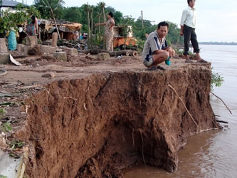 Việc khai thác cát trái phép của đường dây này đã gây nên tình trạng sạt lỡ nghiêm trọng tại địa phương, gây bất bình trong dư luận nhân dân. Việc khai thác cát trái phép của đường dây này đã gây nên tình trạng sạt lỡ nghiêm trọng tại địa phương, gây bất bình trong dư luận nhân dân.