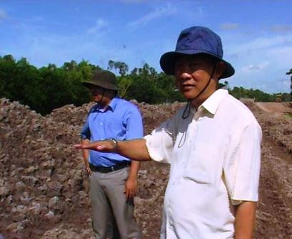 Ông chủ tịch huyện Nguyễn Quốc Hưng ngày còn đương chức. Ông chủ tịch huyện Nguyễn Quốc Hưng ngày còn đương chức.