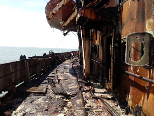 Ngọn lửa đã thiêu hủy gần như toàn bộ phần thân con tàu này...