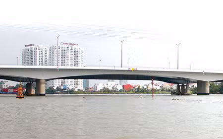 Cầu Sài Gòn 2 vừa hoàn thành, nhìn từ hướng mặt sông Sài Gòn. Cầu Sài Gòn 2 vừa hoàn thành, nhìn từ hướng mặt sông Sài Gòn.