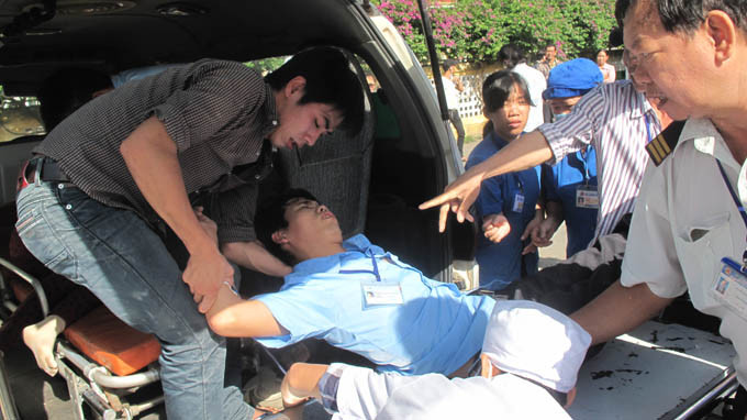 Rất nhiều công nhân kiệt sức nhanh chóng dẫn đến ngất xỉu trên đường chuyển viện Rất nhiều công nhân kiệt sức nhanh chóng dẫn đến ngất xỉu trên đường chuyển viện