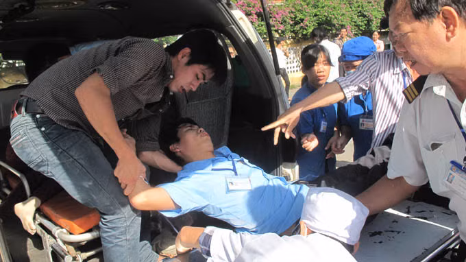 Rất nhiều công nhân kiệt sức nhanh chóng dẫn đến ngất xỉu trên đường chuyển viện