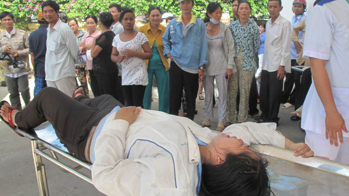 Các bệnh viện quá tải nghiệm trọng do số lượng bệnh nhân đột biến, nên bệnh nhân phải chịu cảnh vật vả ngoài sân chờ được cấp cứu Các bệnh viện quá tải nghiệm trọng do số lượng bệnh nhân đột biến, nên bệnh nhân phải chịu cảnh vật vả ngoài sân chờ được cấp cứu