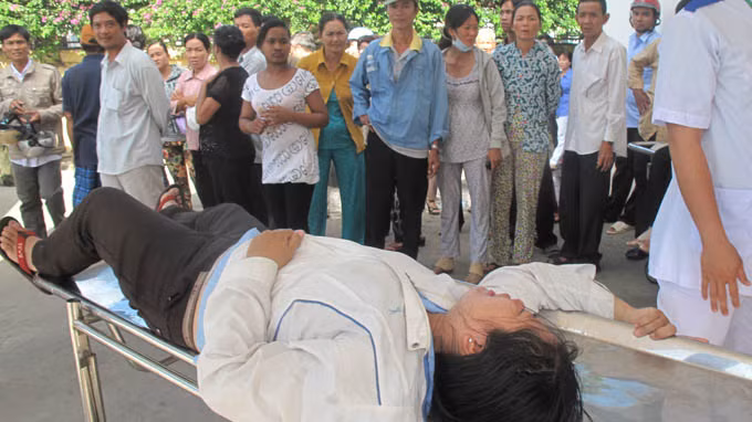 Các bệnh viện quá tải nghiệm trọng do số lượng bệnh nhân đột biến, nên bệnh nhân phải chịu cảnh vật vả ngoài sân chờ được cấp cứu