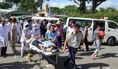 Lượng công nhân bị ngộ độc chuyển đến bệnh viện mỗi lúc một dồn dập Lượng công nhân bị ngộ độc chuyển đến bệnh viện mỗi lúc một dồn dập