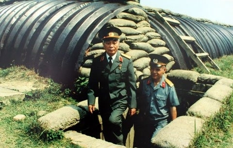 Đại tướng Võ Nguyên Giáp trong một lần về thăm lại chiến trường Điện Biên Phủ Đại tướng Võ Nguyên Giáp trong một lần về thăm lại chiến trường Điện Biên Phủ