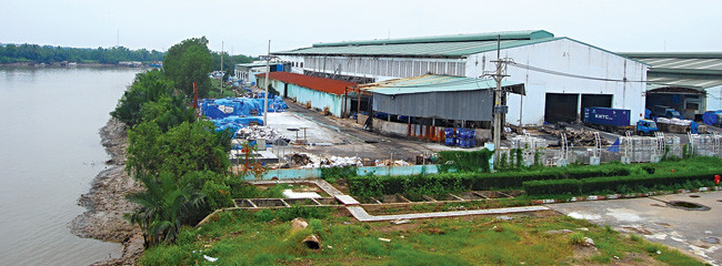 Công ty Hào Dương đã rất khéo chọn địa thế bên cạnh con sông Đồng Điền để thuận lợi cho hành vi đê hèn của mình Công ty Hào Dương đã rất khéo chọn địa thế bên cạnh con sông Đồng Điền để thuận lợi cho hành vi đê hèn của mình