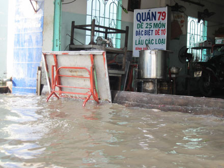 Sinh hoạt của người dân thành phố bị đình trệ trong trận ngập lịch sử vừa qua Sinh hoạt của người dân thành phố bị đình trệ trong trận ngập lịch sử vừa qua