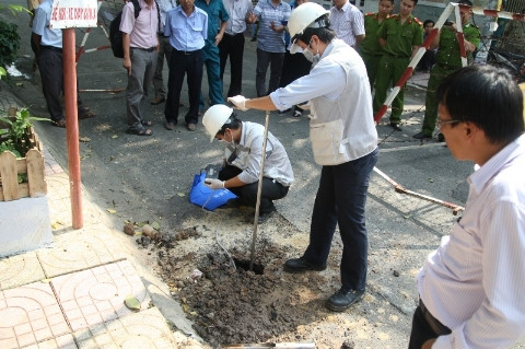 Tiếp tục khoan sâu xuống mặt đường để thu thập mẫu khoáng chất Tiếp tục khoan sâu xuống mặt đường để thu thập mẫu khoáng chất