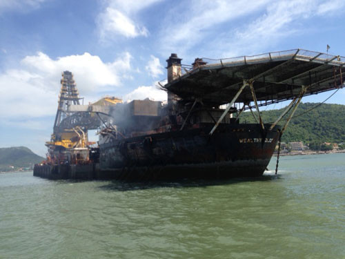 Đến 12h trưa nay, khói vẫn còn bốc ra từ con tàu siêu cẩu Wealthy Global