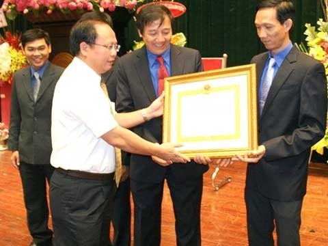 Lãnh đạo Công ty cấp nước đô thị TP.HCM nhận huân chương Lao động hạng ba - Các vị này lĩnh mức lương hàng tỷ đồng/năm. Lãnh đạo Công ty cấp nước đô thị TP.HCM nhận huân chương Lao động hạng ba - Các vị này lĩnh mức lương hàng tỷ đồng/năm.