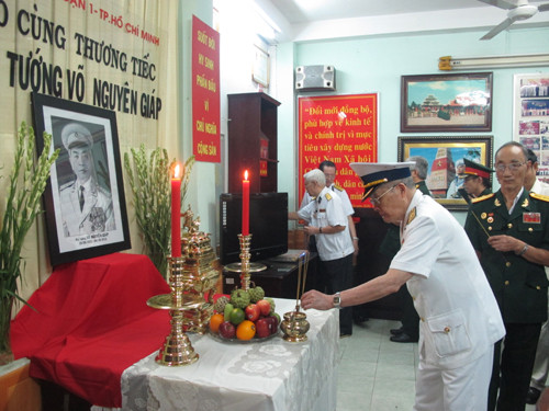 Bàn thờ Đại tướng Võ Nguyên Giáp đầu tiên tại TP. HCM do một cấp cơ sở thành lập. Bàn thờ Đại tướng Võ Nguyên Giáp đầu tiên tại TP. HCM do một cấp cơ sở thành lập.