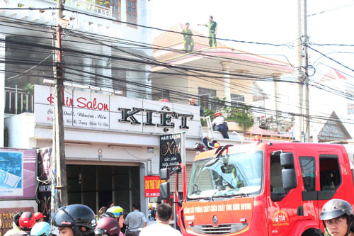 Công an PCCC phải trèo lên nóc nhà bên cạnh đề tìm cách tiếp cận đám cháy