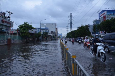 Phố biến thành sông