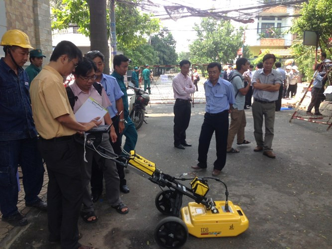 Lòng đất tại hiện trường đang được siêu âm