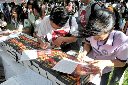 Hàng trăm ngàn cuốn sách hun đúc khát vọng làm giàu đã được Tập đoàn Trung Nguyên dành tặng các bạn trẻ. Hàng trăm ngàn cuốn sách hun đúc khát vọng làm giàu đã được Tập đoàn Trung Nguyên dành tặng các bạn trẻ.