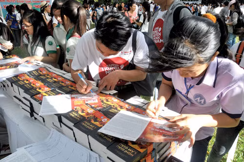 Hàng trăm ngàn cuốn sách hun đúc khát vọng làm giàu đã được Tập đoàn Trung Nguyên dành tặng các bạn trẻ.