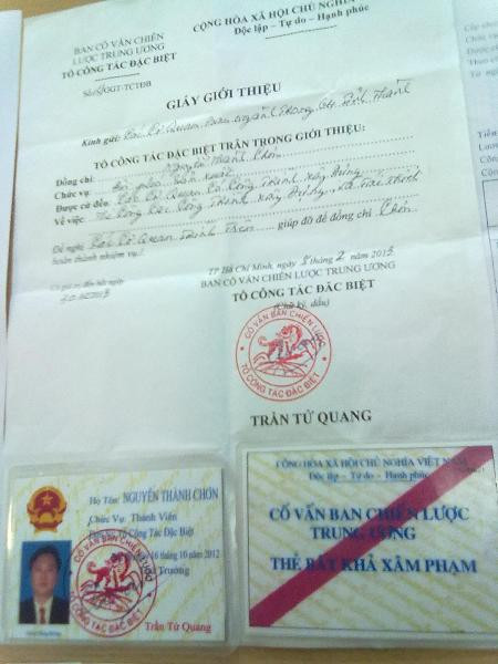 Những tấm "bùa" hộ thân mà Nguyễn Thành Chơn tự vẽ ra nhằm "hù dọa" các nạn nhân cả tin. Những tấm "bùa" hộ thân mà Nguyễn Thành Chơn tự vẽ ra nhằm "hù dọa" các nạn nhân cả tin.