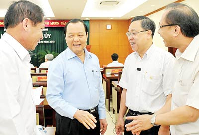 Bí thư Thành ủy cùng trao đổi với các đại biểu trong giờ giải lao tại Hội nghị Bí thư Thành ủy cùng trao đổi với các đại biểu trong giờ giải lao tại Hội nghị