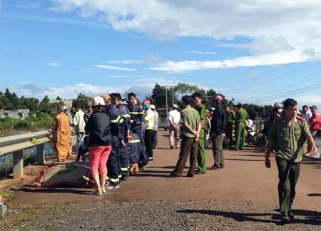 Thi thể người công an tự vẫn vì tình vừa được vớt lên từ hồ thủy điện Thi thể người công an tự vẫn vì tình vừa được vớt lên từ hồ thủy điện