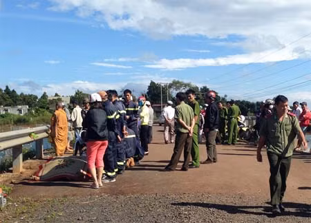 Thi thể người công an tự vẫn vì tình vừa được vớt lên từ hồ thủy điện Thi thể người công an tự vẫn vì tình vừa được vớt lên từ hồ thủy điện