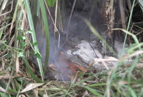 Khói tỏa ra từ khe nứt bên cạnh ngôi mộ