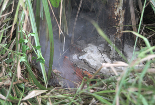 Khói tỏa ra từ khe nứt bên cạnh ngôi mộ Khói tỏa ra từ khe nứt bên cạnh ngôi mộ