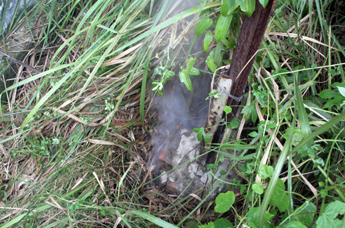 Cột điện bằng thép đã lâu năm trên khu vực bốc khói Cột điện bằng thép đã lâu năm trên khu vực bốc khói