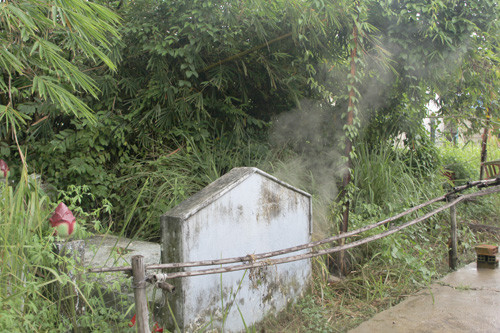 Làn khói trắng bảng lãng trong sương sớm từ ngôi mộ cũ dễ khiến lòng người bất an Làn khói trắng bảng lãng trong sương sớm từ ngôi mộ cũ dễ khiến lòng người bất an