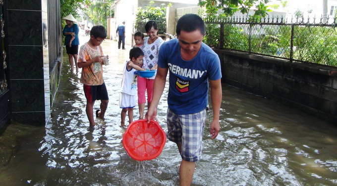 Tranh thủ triều cường tìm vớt cá