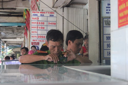 Các cán bộ điều tra đang tích cực truy xét dấu vết của vụ án Các cán bộ điều tra đang tích cực truy xét dấu vết của vụ án