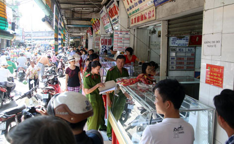 Tiệm vàng Tân Hòa Hưng nằm trên tuyến phố chuyên doanh vàng bạc đá quý và rất sầm uất Tiệm vàng Tân Hòa Hưng nằm trên tuyến phố chuyên doanh vàng bạc đá quý và rất sầm uất