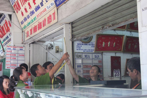 Đến 13h trưa nay, công tác khám ghiệm hiện trường vẫn đang được tiếp tục Đến 13h trưa nay, công tác khám ghiệm hiện trường vẫn đang được tiếp tục