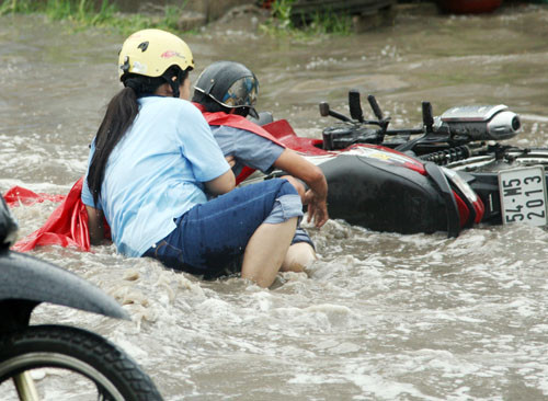 Dân khổ cho sếp công ích làm giàu. Dân khổ cho sếp công ích làm giàu.